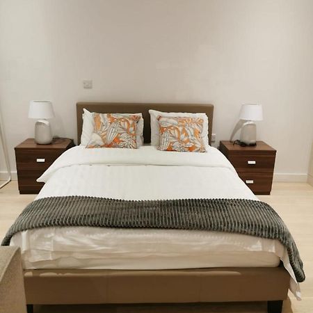 Апартаменты Comfy 1 Bed Studio 1 Minute From Train Station Лондон Экстерьер фото