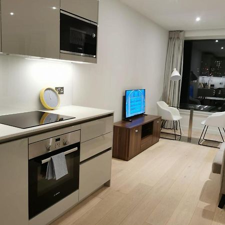 Апартаменты Comfy 1 Bed Studio 1 Minute From Train Station Лондон Экстерьер фото