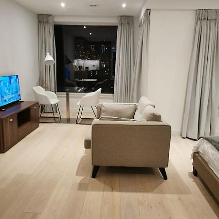 Апартаменты Comfy 1 Bed Studio 1 Minute From Train Station Лондон Экстерьер фото