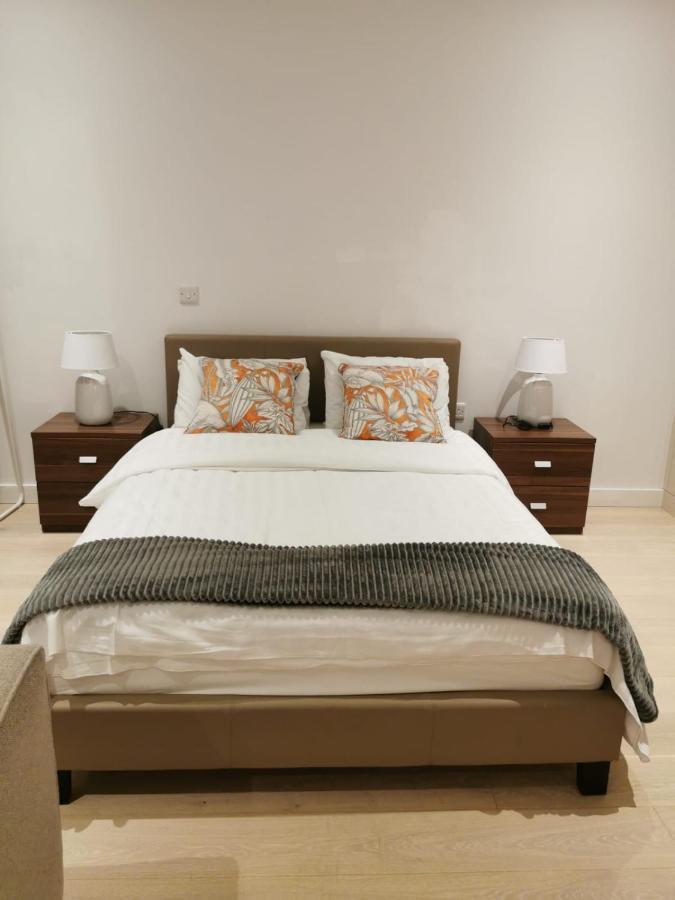 Апартаменты Comfy 1 Bed Studio 1 Minute From Train Station Лондон Экстерьер фото
