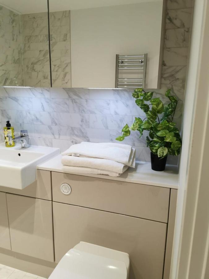 Апартаменты Comfy 1 Bed Studio 1 Minute From Train Station Лондон Экстерьер фото