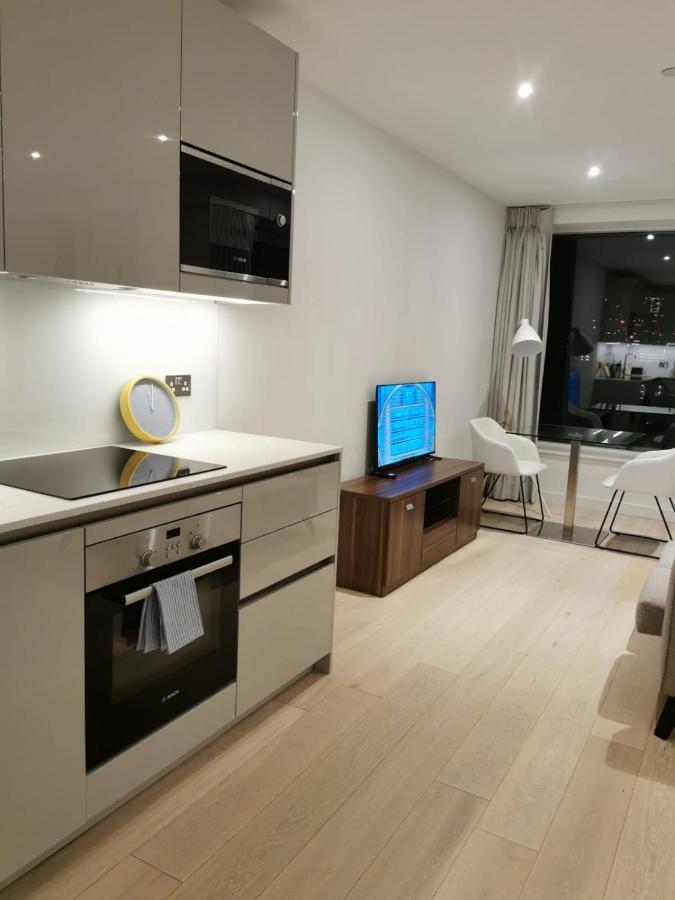 Апартаменты Comfy 1 Bed Studio 1 Minute From Train Station Лондон Экстерьер фото