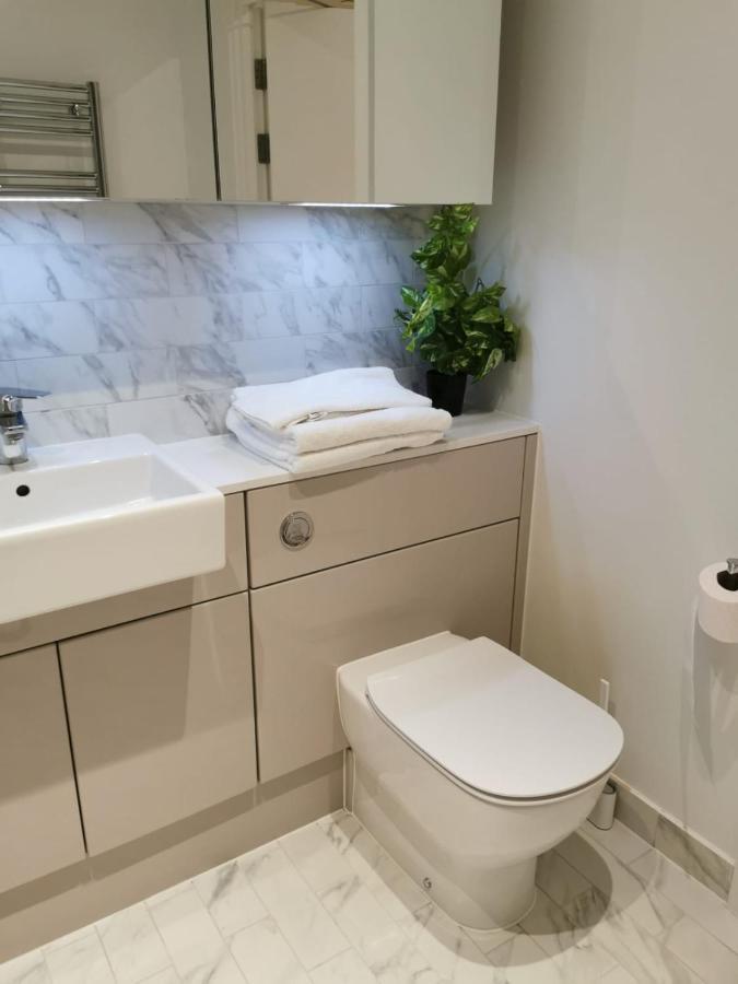 Апартаменты Comfy 1 Bed Studio 1 Minute From Train Station Лондон Экстерьер фото