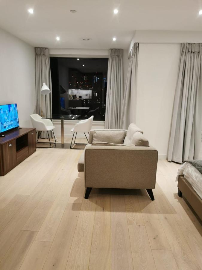 Апартаменты Comfy 1 Bed Studio 1 Minute From Train Station Лондон Экстерьер фото