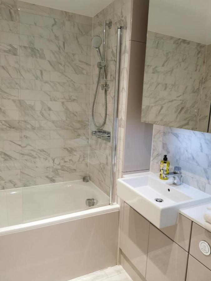 Апартаменты Comfy 1 Bed Studio 1 Minute From Train Station Лондон Экстерьер фото